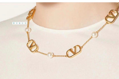 Garavani Signature Pearl Necklace
